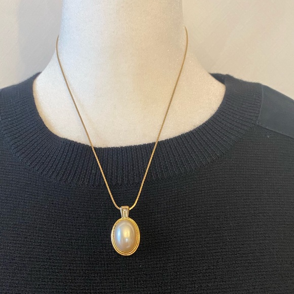 Vintage 1983 Avon Feminine Faux Pearl And Baguette Rhinestone Pendant Necklace - Picture 1 of 8